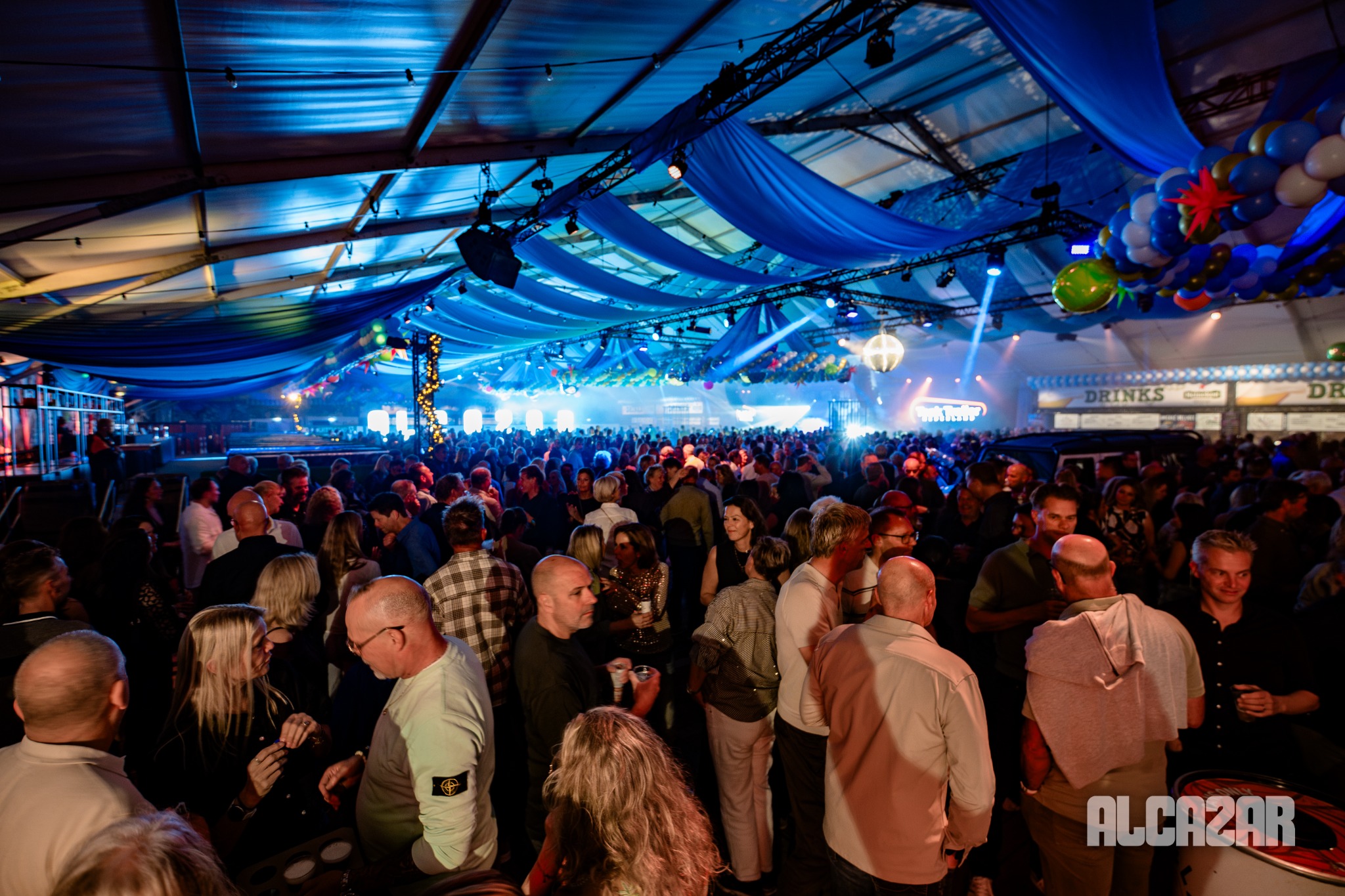 Bezoekers in de feesttent
