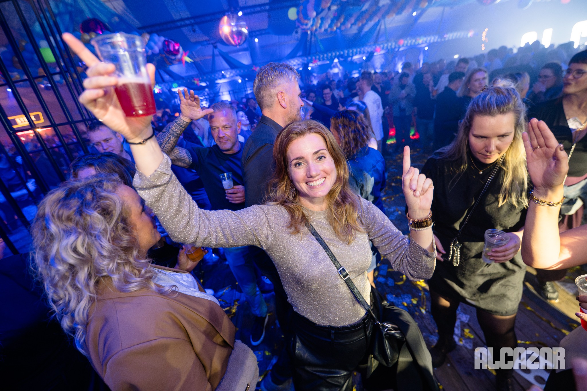 Handen in de lucht op de dansvloer